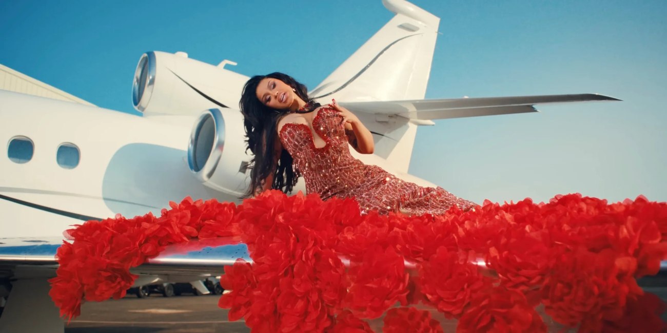 Η Cardi B ταξιδεύει από τη Νέα Υόρκη στη Μύκονο και το Παρίσι στο νέο βίντεο κλιπ του Imaginary Playerz