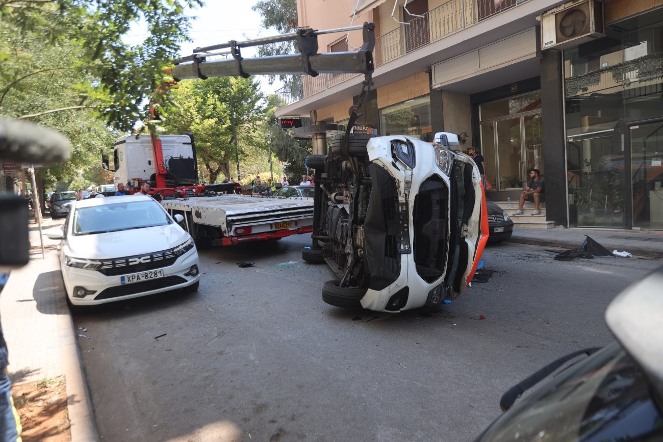 Γουδί: Λευκό βαν συγκρούστηκε με ασθενοφόρο – Δυστύχημα με θανάσιμο αποτέλεσμα