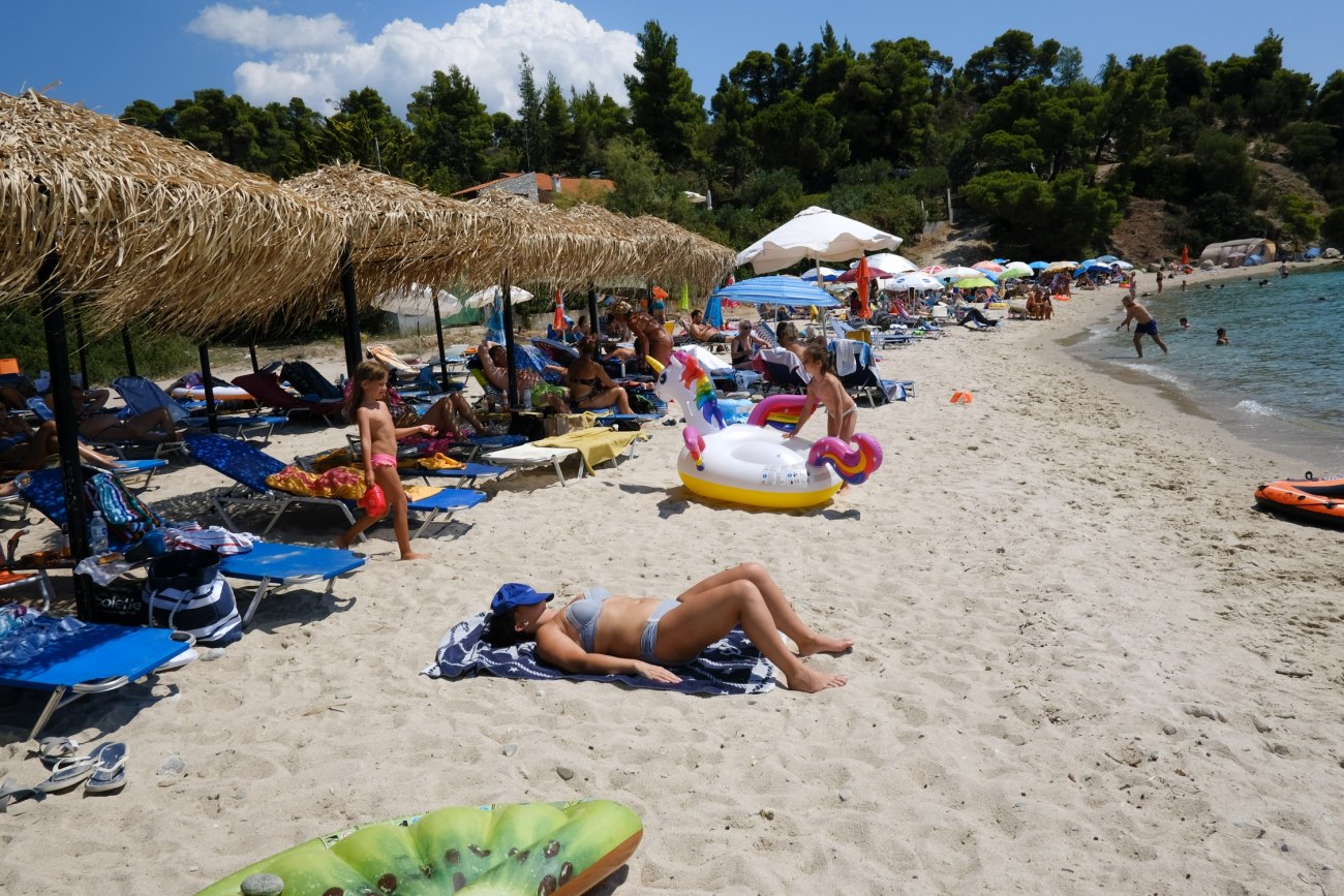 MyCoast: Χιλιάδες αναφορές για παράνομες καταλήψεις παραλιών και έλλειψη ναυαγοσωστών