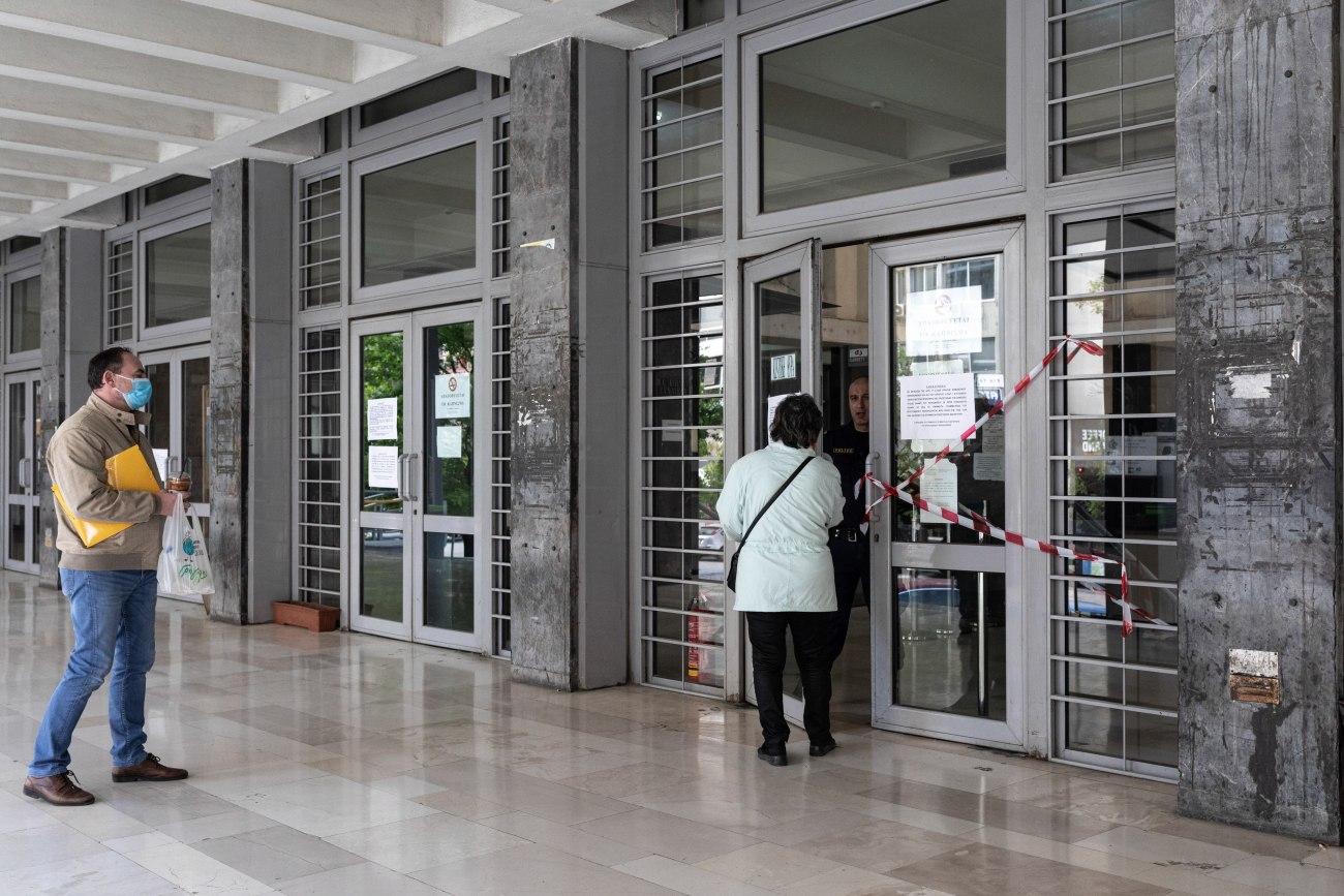 Θεσσαλονίκη: Ελεύθερη με περιοριστικούς όρους 46χρονη για την επίθεση με χλωρίνη σε βάρος 38χρονου