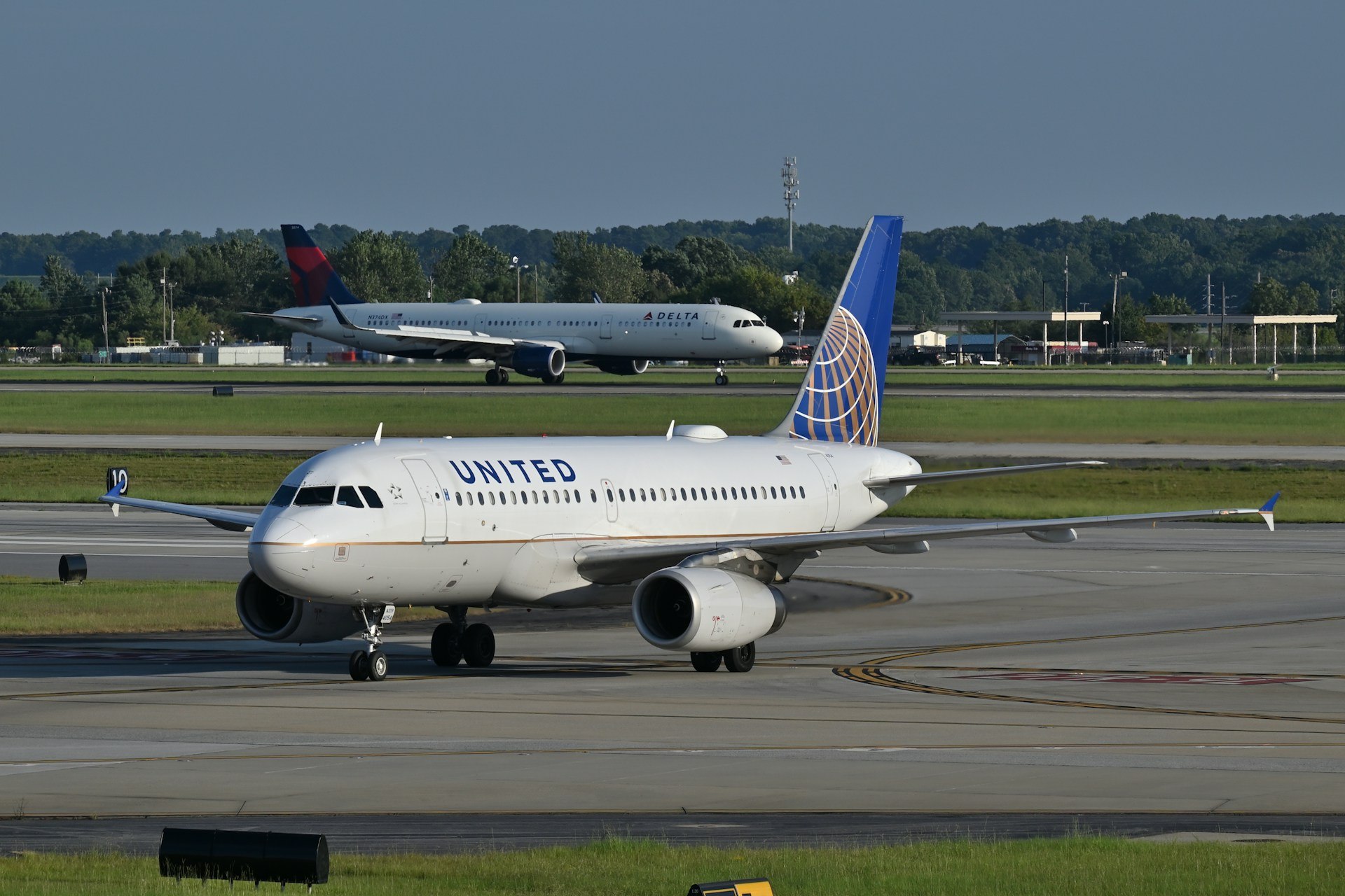 Delta – United: Μηνύσεις για αεροπορικές θέσεις χωρίς παράθυρο αλλά με θέα