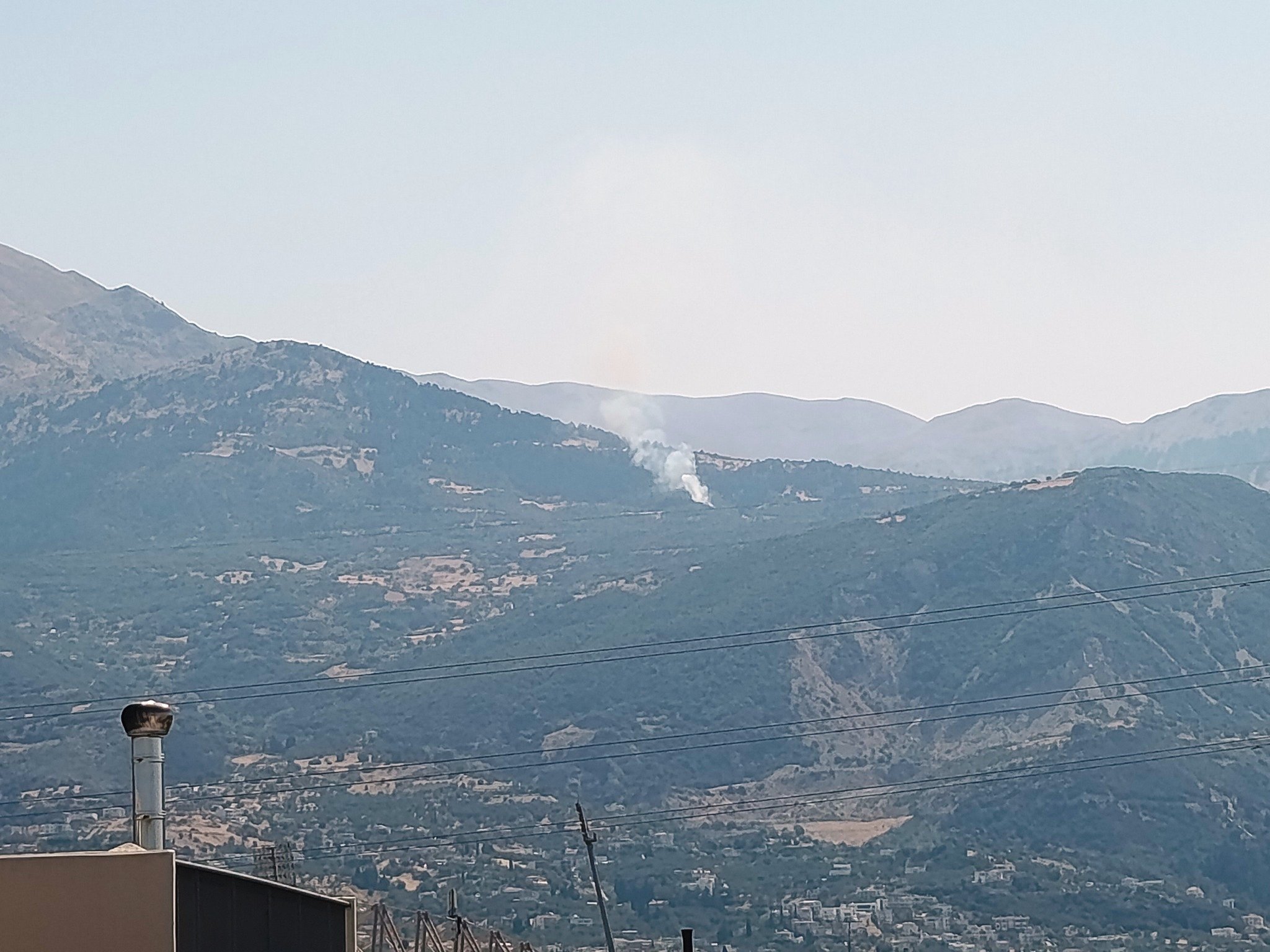 Φωτιά κοντά στην Πάτρα: Επιχειρούν εναέρια μέσα και 22 πυροσβέστες