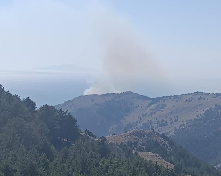 Φωτιά στη Σύμη: Εναέρια μέσα συνδράμουν στην κατάσβεση