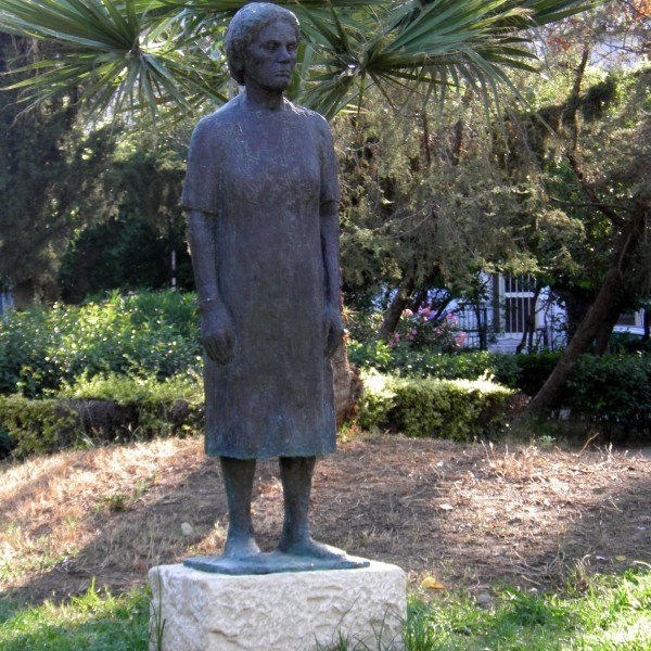 Κλοπή του αγάλματος Η Γυναίκα του Λαού καταγγέλλει ο Δήμος Νίκαιας-Αγ. Ι. Ρέντη