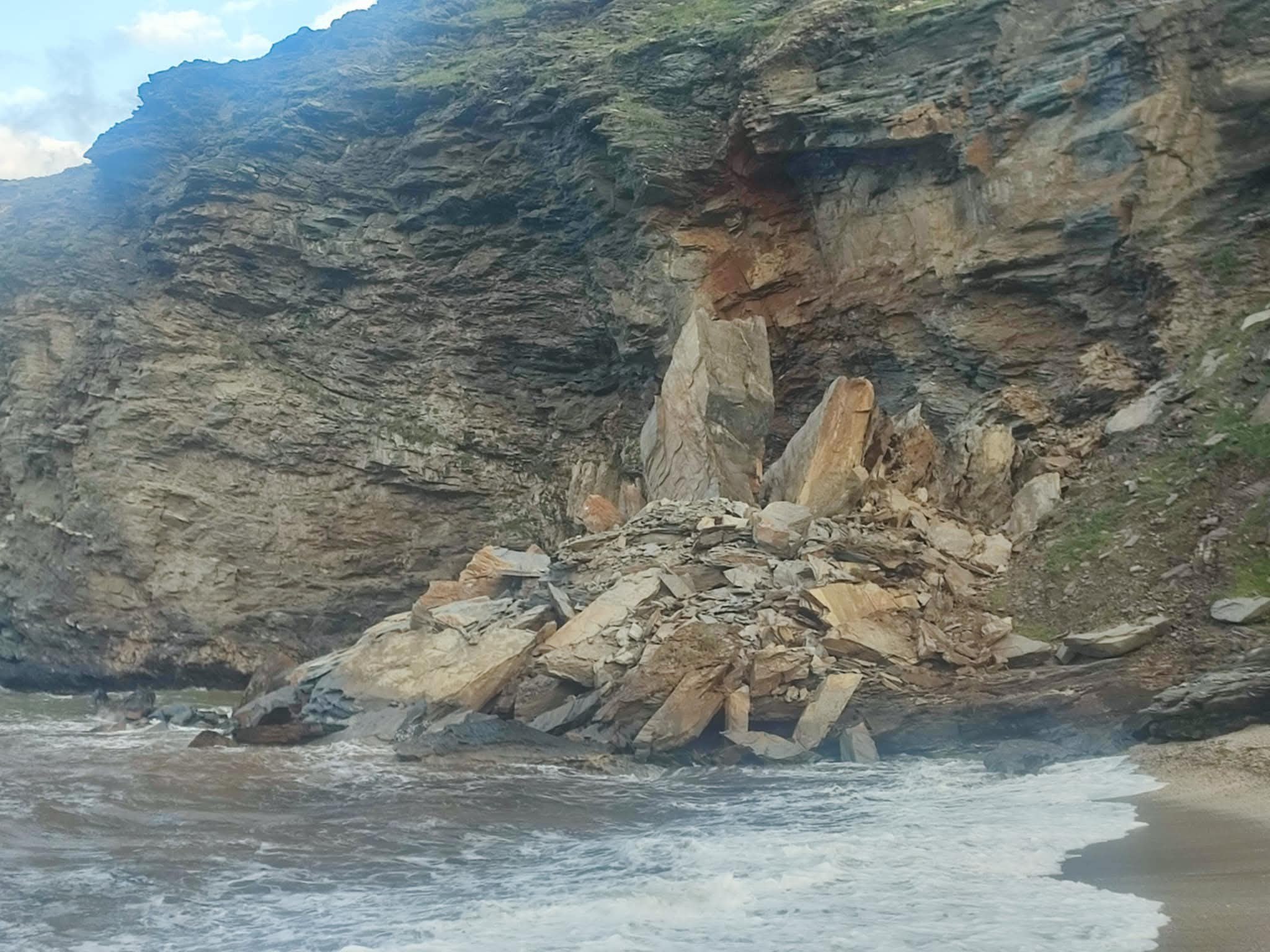 Σοβαρός κίνδυνος σε παραλία της Άνδρου μετά από κατολίσθηση