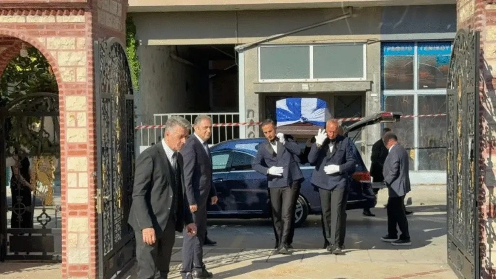 Απόστολος Βεσυρόπουλος: Μαζική προσέλευση στο τελευταίο αντίο με την ελληνική σημαία