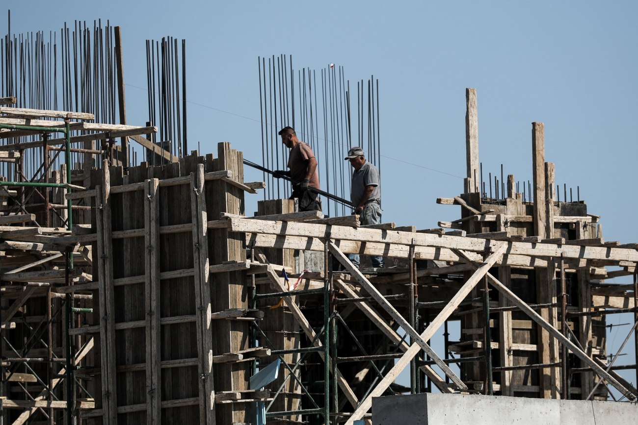Η κυβέρνηση προσαρμόζει τις υπερωρίες σε κανονικό ωράριο, υπερασπίζεται τα στοιχεία της Eurostat