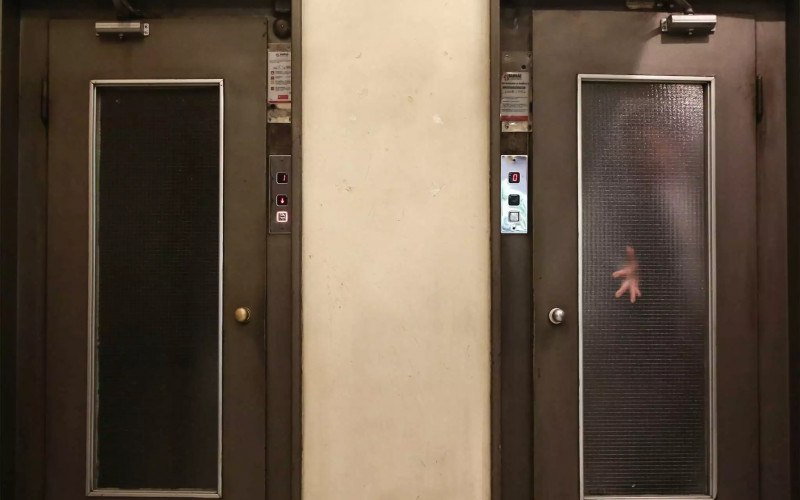 Ανατρεπτική απόπειρα ληστείας στο Παγκράτι: 27χρονος εγκλωβίστηκε σε ασανσέρ