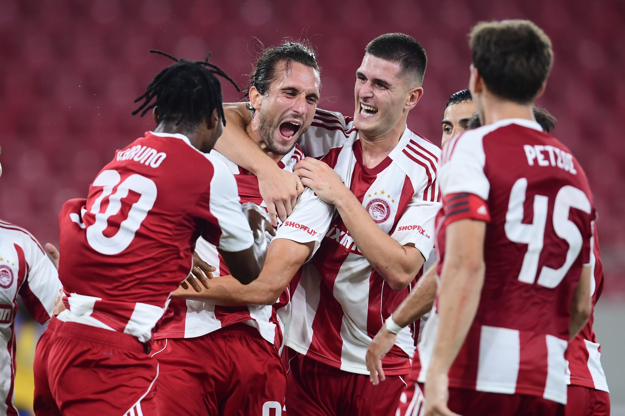 Ολυμπιακός – Αστέρας Τρίπολης 2-0: Η καθοριστική γκολ του Γιαζίτζι στο 90+3’ εξασφάλισε την πρώτη νίκη