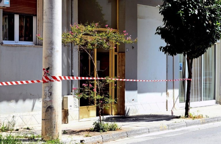 Γυναικοκτονία στον Βόλο: Ο δράστης εμφανίζεται ενώπιον του εισαγγελέα, αμετανόητος για την πράξη του