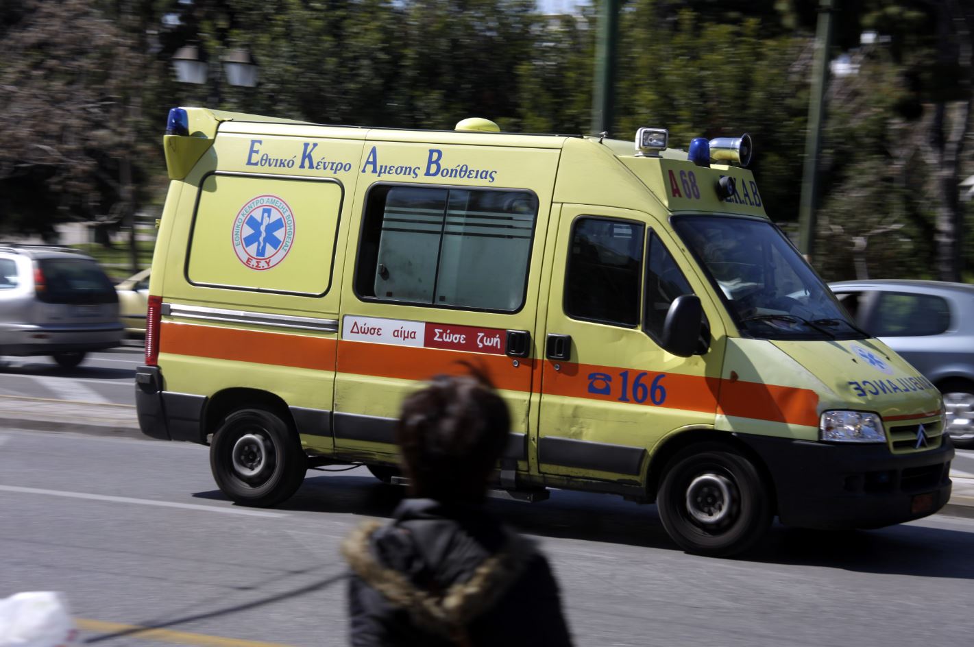 Σαλαμίνα: Κρίσιμη κατάσταση για ηλικιωμένη που παρασύρθηκε από οδηγό μηχανής