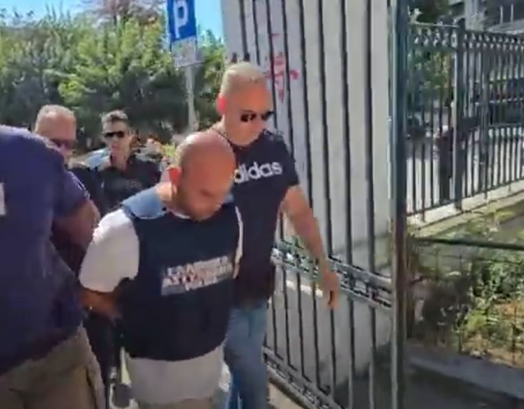 Στον Εισαγγελέα Βόλου με το κεφάλι σκυμμένο ο γυναικοκτόνος