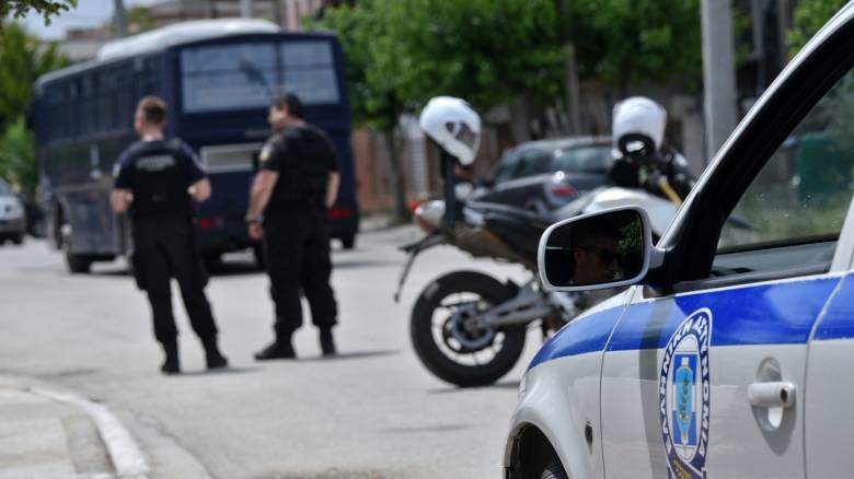 Συμπλοκή στο Ζεφύρι: Ένας τραυματίας και μία σύλληψη, όχημα τυλίγεται στις φλόγες