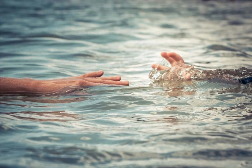 Μάστιγα οι πνιγμοί σε θάλασσα και πισίνες στην Ελλάδα – η δεύτερη αιτία θανάτου μετά τα τροχαία