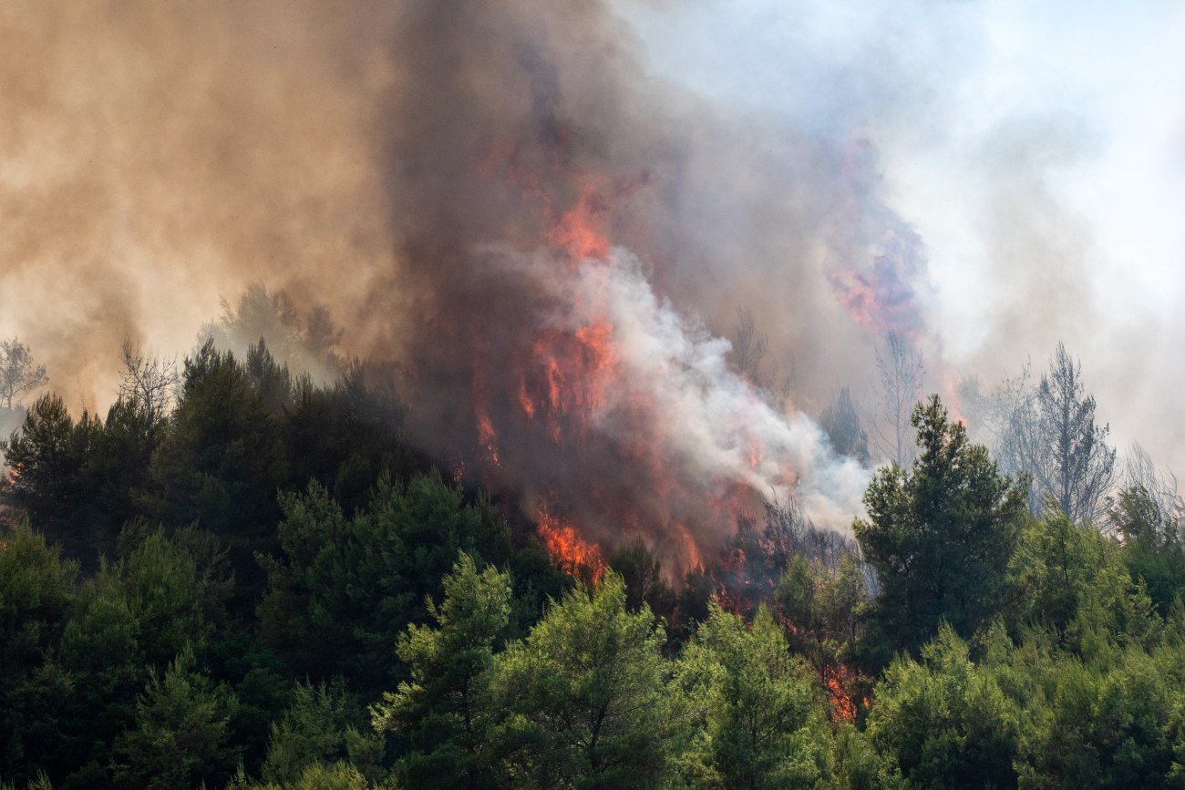 Φωτιά στην Καστοριά: Ενισχύθηκαν οι δυνάμεις πυρόσβεσης στο Μακρυχώρι