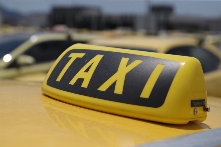 Συνελήφθη οδηγός ταξί για υπερχρέωση 110 ευρώ σε διαδρομή αεροδρόμιο-Πειραιάς