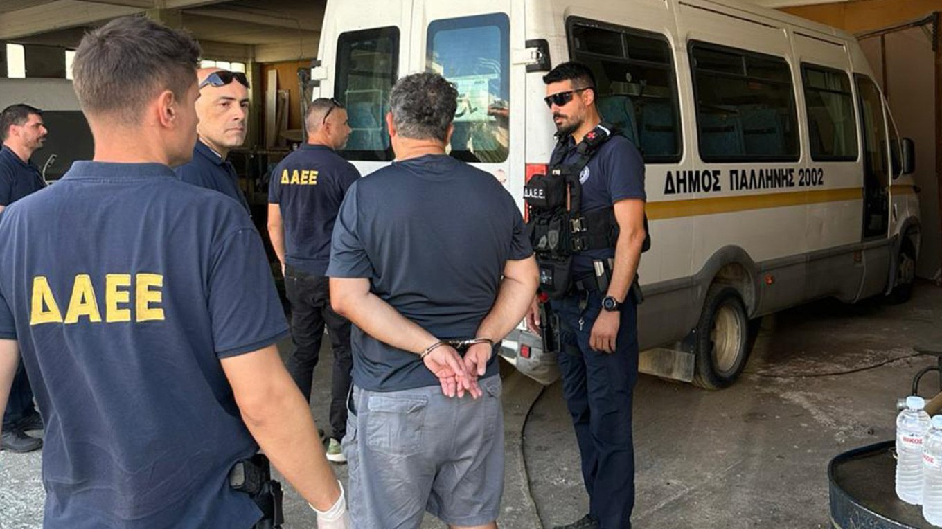 Σύλληψη μόνιμου υπαλλήλου του Δήμου Παλλήνης για εμπρησμούς