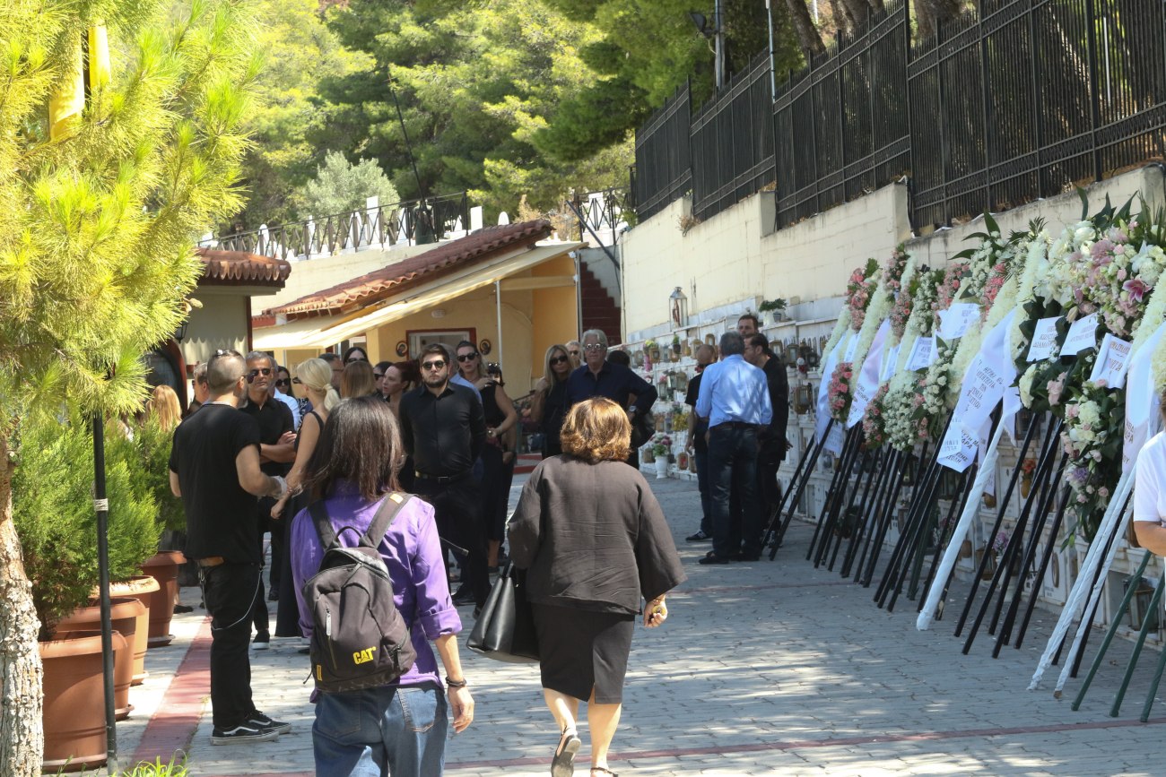Βαθιά θλίψη στο τελευταίο αντίο στην Αλεξάνδρα Νικολαΐδου
