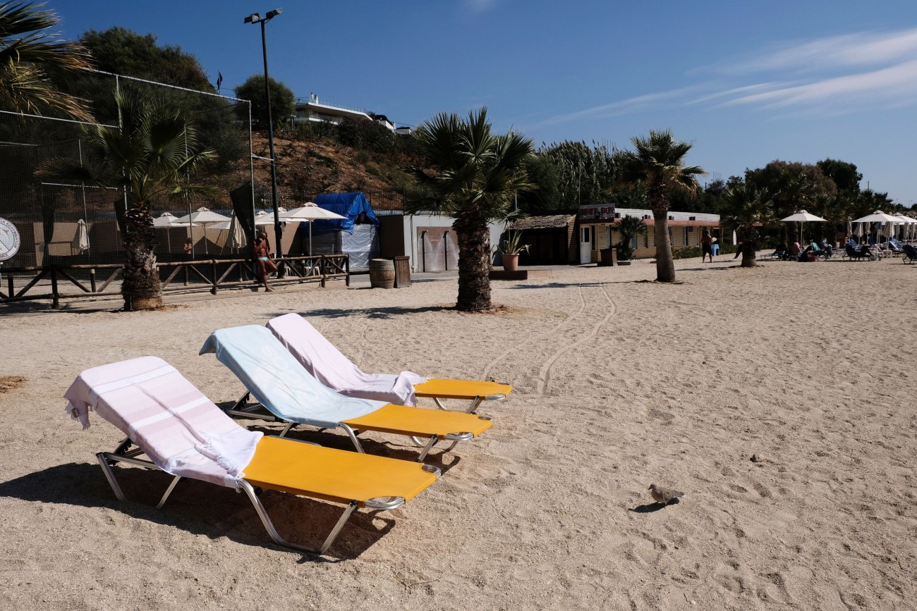 Associated Press: Διακοπές φτώχειας για τους Έλληνες – Ηλιοβασιλέματα στις παραλίες της Αττικής