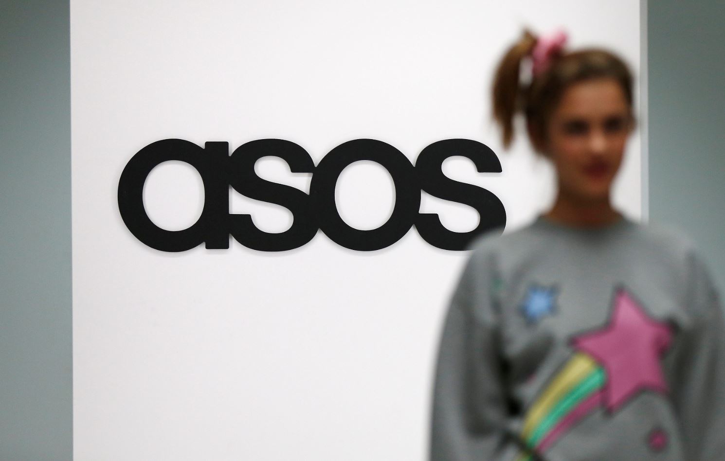 Αντιμέτωπη με διαρκείς προκλήσεις η ASOS: Αβέβαιο το μέλλον της εταιρείας