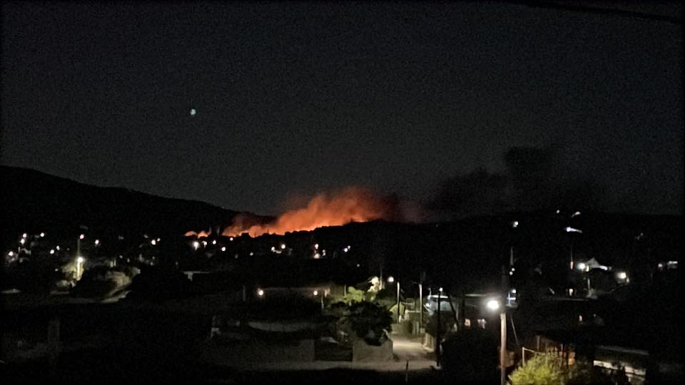 Φωτιά στη Σαλαμίνα: Αναφορές ότι προκλήθηκε από βεγγαλικά