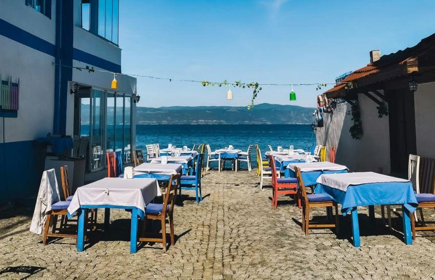Η πτώση του τζίρου στην εστίαση το δεύτερο τρίμηνο: Αιτίες και επιπτώσεις