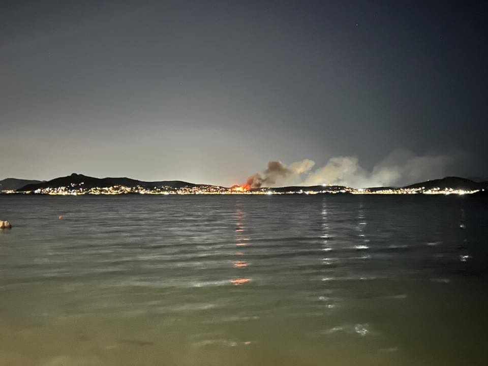 Σαλαμίνα: Δραματική φωτιά στο Βρωμοπούσι με τις φλόγες να πλησιάζουν σε κατοικίες