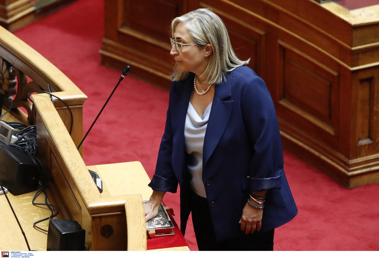 Ορκίστηκε βουλευτής η Στέλλα Αραμπατζή στη θέση του εκλιπόντος Απόστολου Βεσυρόπουλου