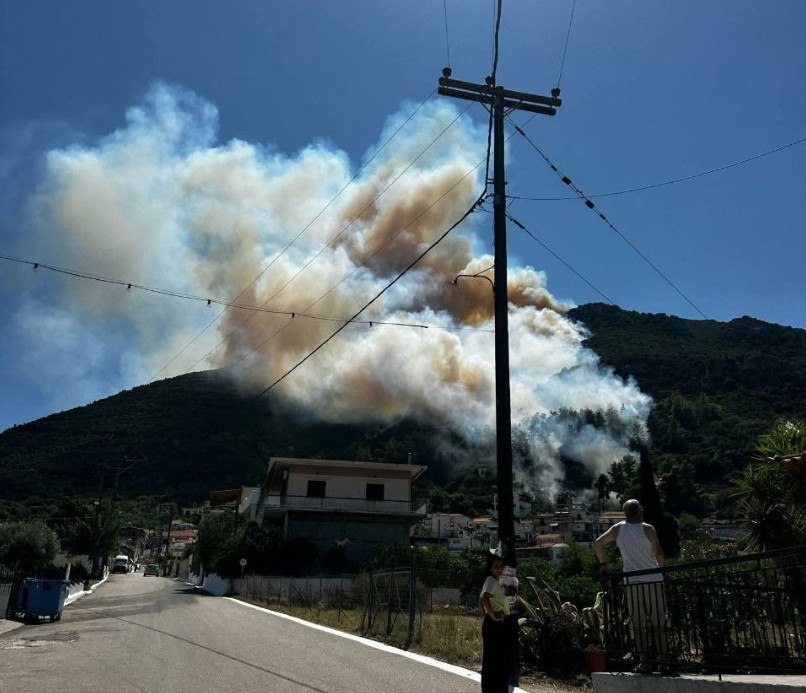 Πυρκαγιά στην Τροιζήνα: Οι φλόγες πλησιάζουν το χωριό