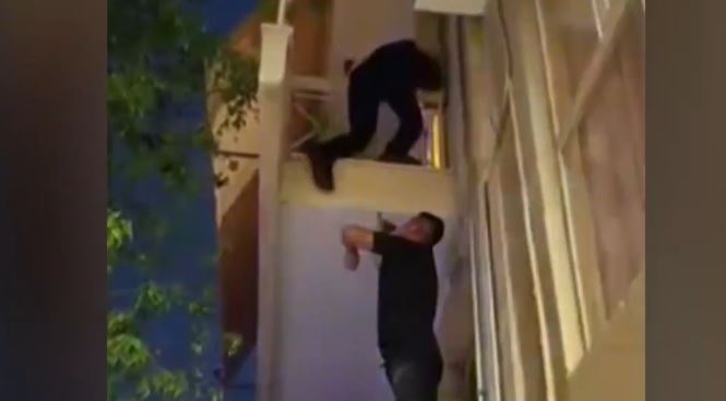 Καμίνια: Τι αποκαλύπτει η μητέρα του πεντάχρονου που βρέθηκε μόνο του στο μπαλκόνι – Οι αντιφάσεις με την κόρη της