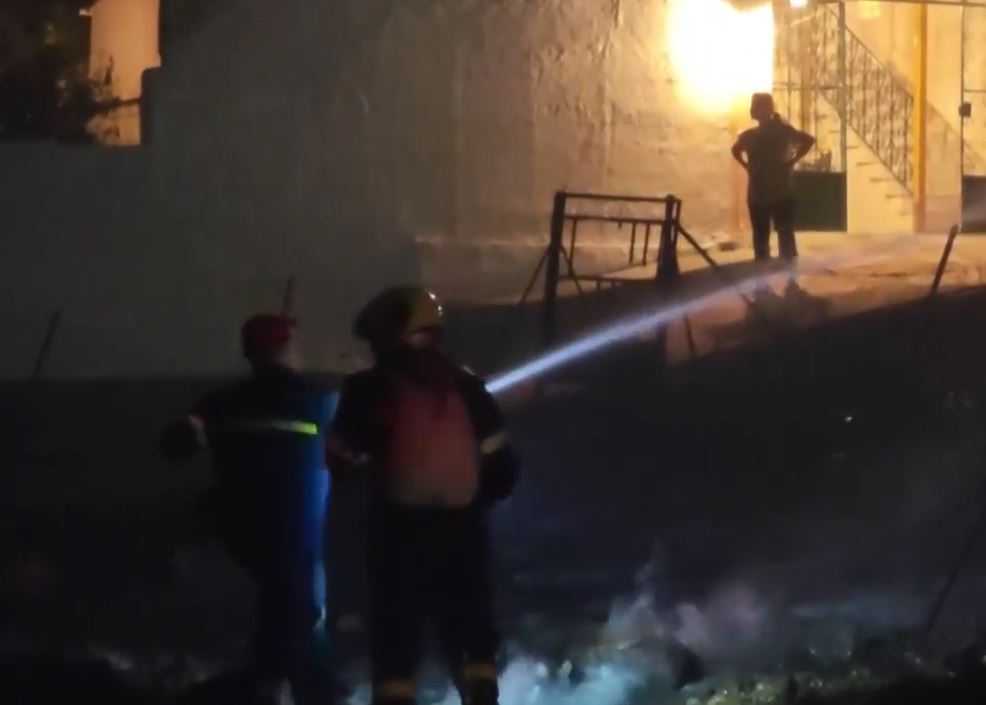 Σαλαμίνα: Συνελήφθη επικελευστής του Πολεμικού Ναυτικού για την πυρκαγιά που προκλήθηκε από βεγγαλικά