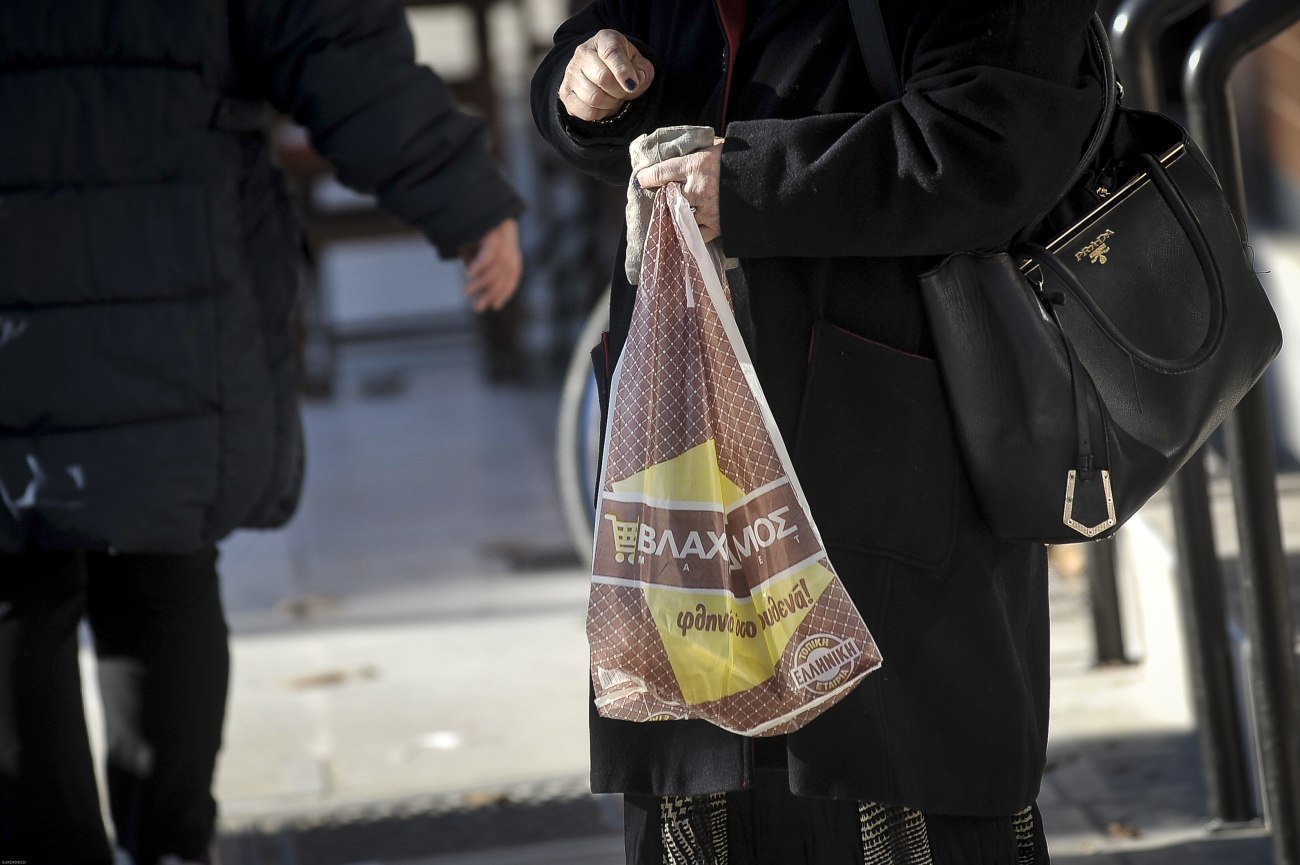 Πιέσεις από την αντιπολίτευση για συντάξεις και επιπλέον μισθό στο Δημόσιο, με τις αντιφάσεις της κυβέρνησης να κυριαρχούν