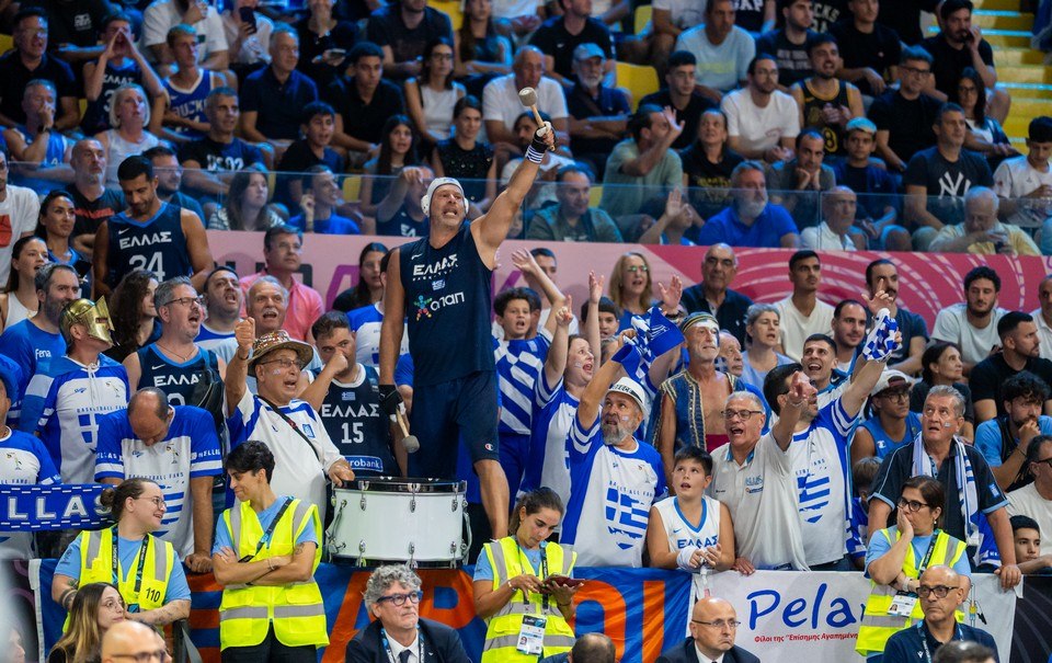 Η ενότητα στον αθλητισμό: Το μήνυμα στήριξης για τον Πολονάρα από την ελληνική εξέδρα