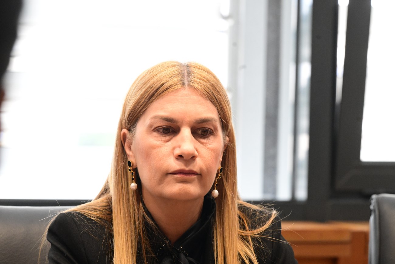 Η Σέβη Βολουδάκη καταγγέλλει τον βανδαλισμό του πολιτικού γραφείου της: Δεν θα με φιμώσουν