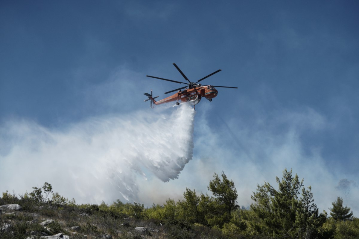 Συναγερμός στη Μάνη: Φωτιά στον Γερολιμένα με συμμετοχή εναέριων μέσων