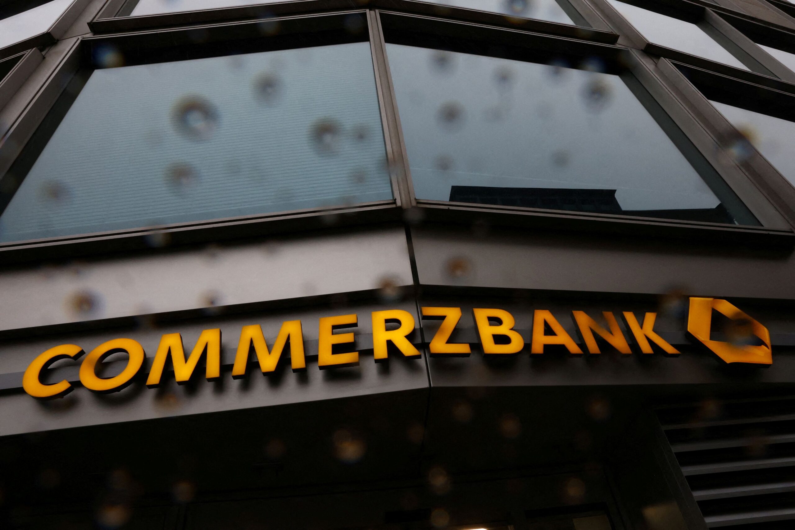 Commerzbank: Συναγερμός για το δημόσιο χρέος στην Ευρωζώνη – Πώς να αποτρέψουμε μια νέα κρίση