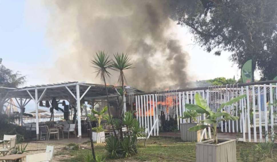 Πρέβεζα: Πυρκαγιά σε γνωστό beach bar στο Μονολίθι – Καταστροφή ολοσχερώς