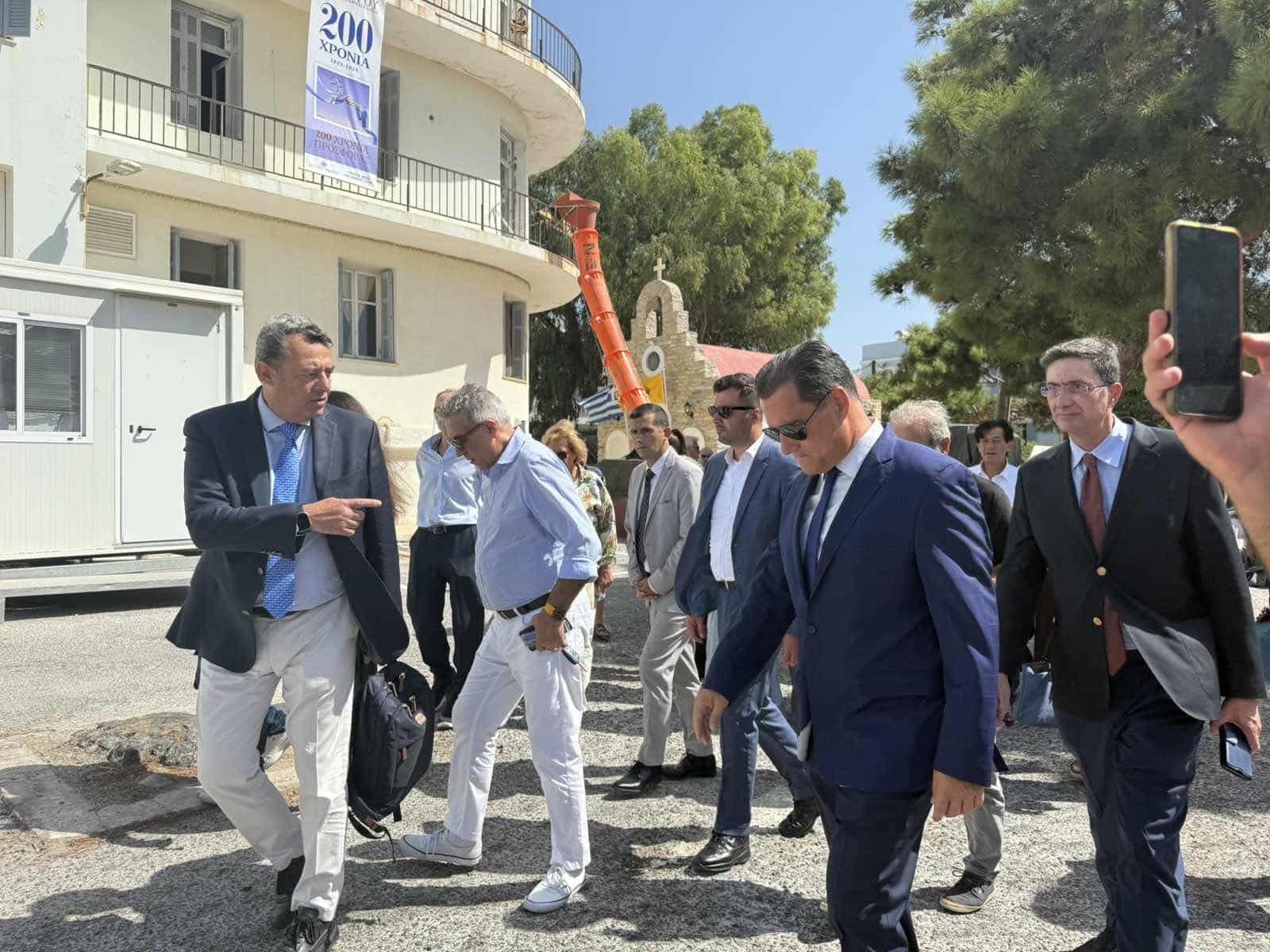 Θερμή υποδοχή και αποδοκιμασίες για τον Άδωνι Γεωργιάδη στη Σύρο
