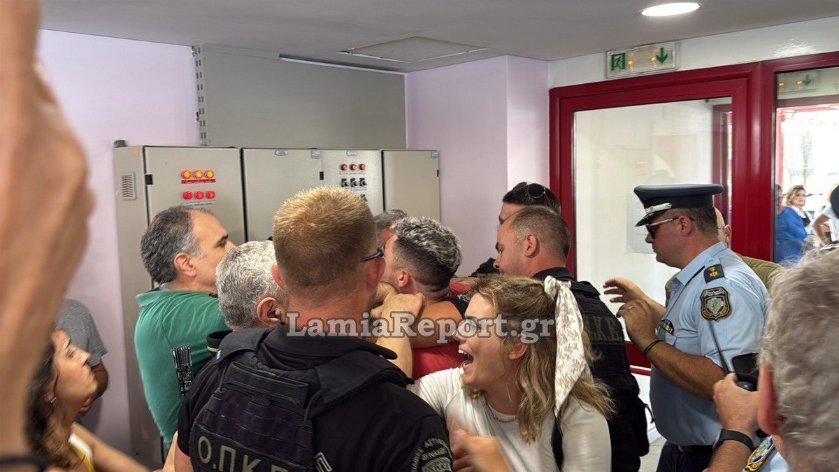 Ανεπιθύμητος ο Άδωνις στα νοσοκομεία της χώρας – Ένταση στα εγκαίνια του ΤΕΠ στη Λαμία (Βίντεο)