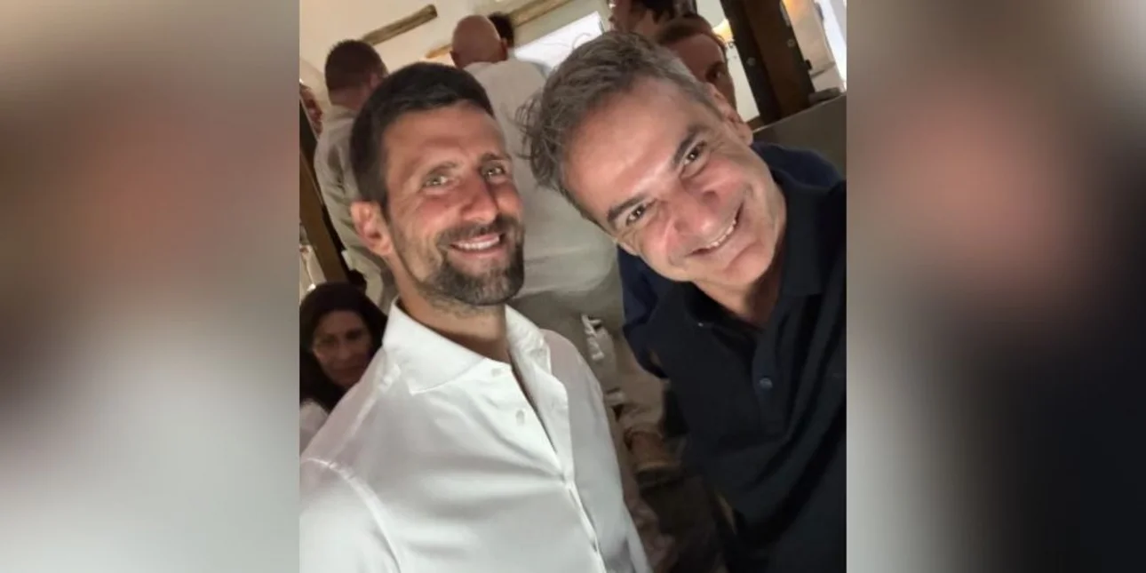 Η selfie Μητσοτάκη με τον Τζόκοβιτς: «Με τον Νόβακ στην Τήνο»