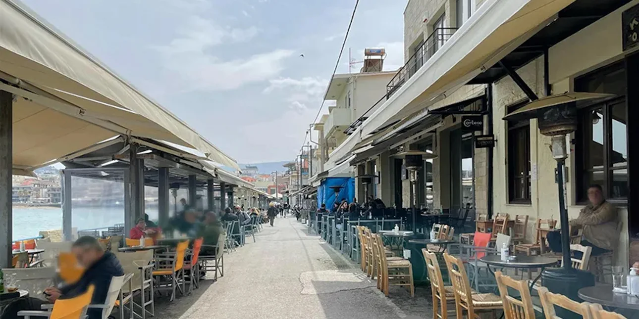 Χανιά: Μεθυσμένη οδηγός σε πεζόδρομο τα παρέσυρε όλα στο διάβα της – Από τύχη δεν σημειώθηκαν τραυματισμοί (Βίντεο)