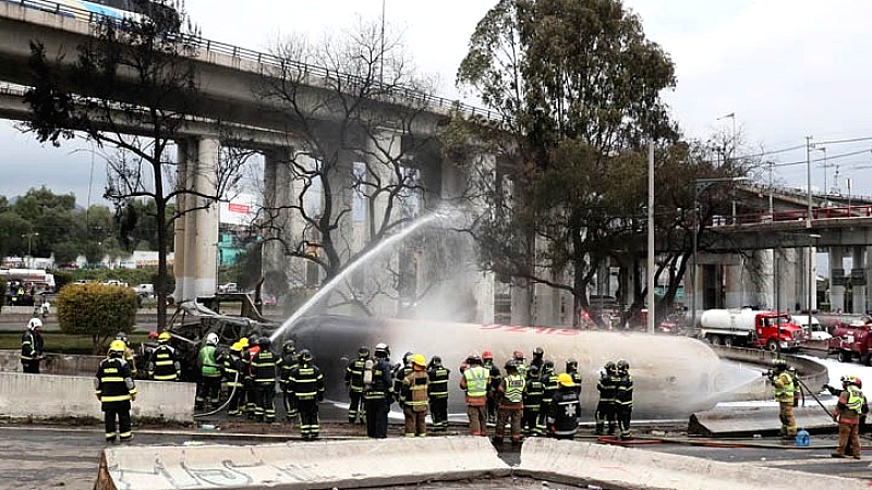 Δραματική έκρηξη βυτιοφόρου στο Μεξικό: Τέσσερις νεκροί και 90 τραυματίες