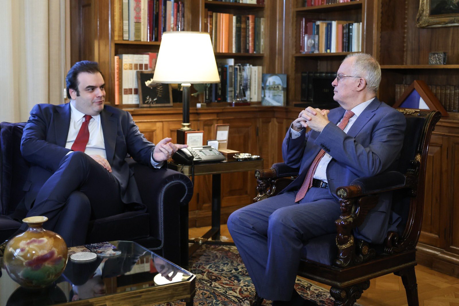 Τον Τασούλα επισκέφτηκε ο Πιερρακάκης στο προεδρικό για να συζητήσουν τα νέα οικονομικά μέτρα