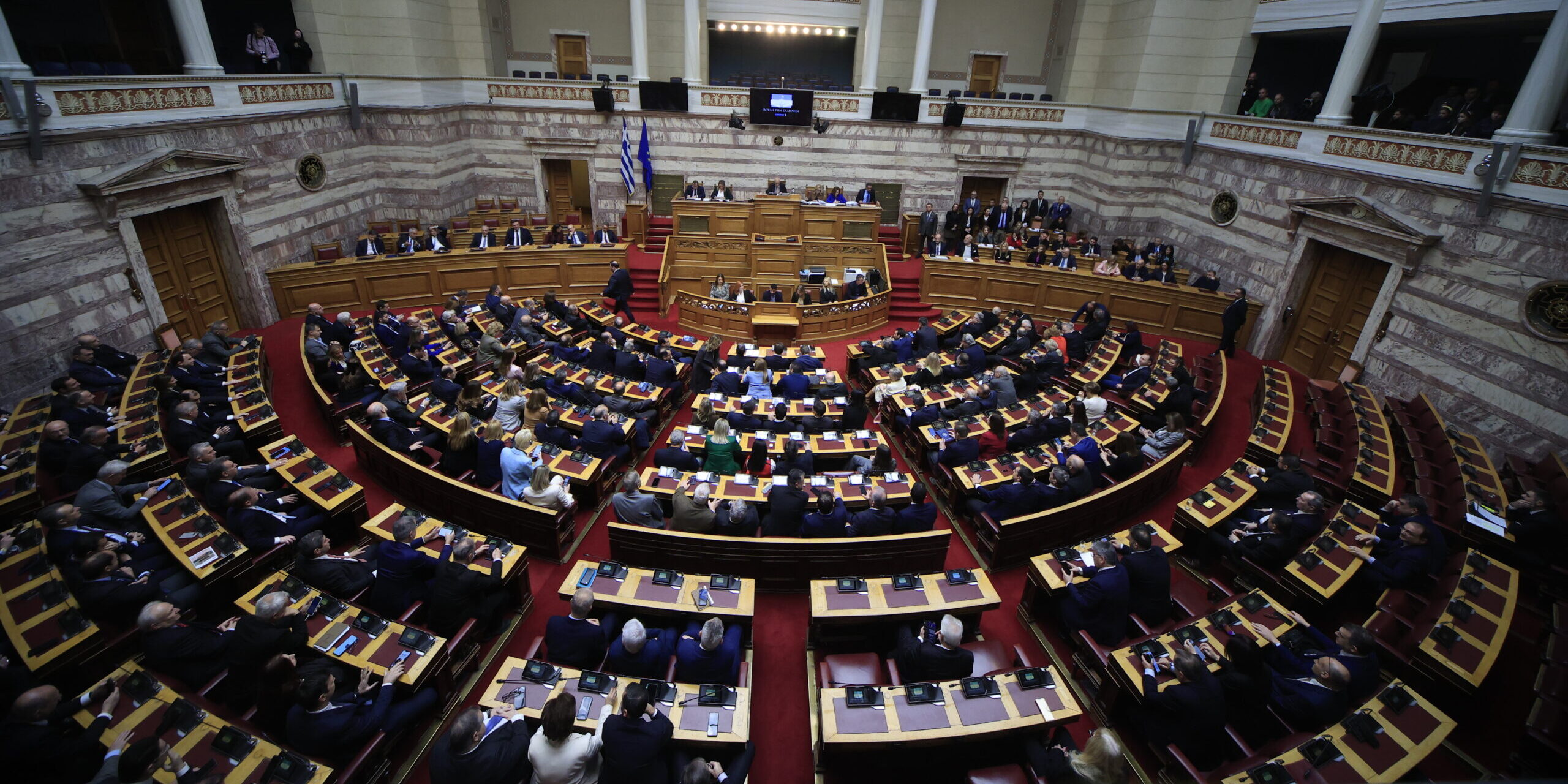 Κατακερματισμός του πολιτικού συστήματος: Όταν η Δημοκρατία «γεμίζει» κόμματα, η πολιτική ασφυκτιά