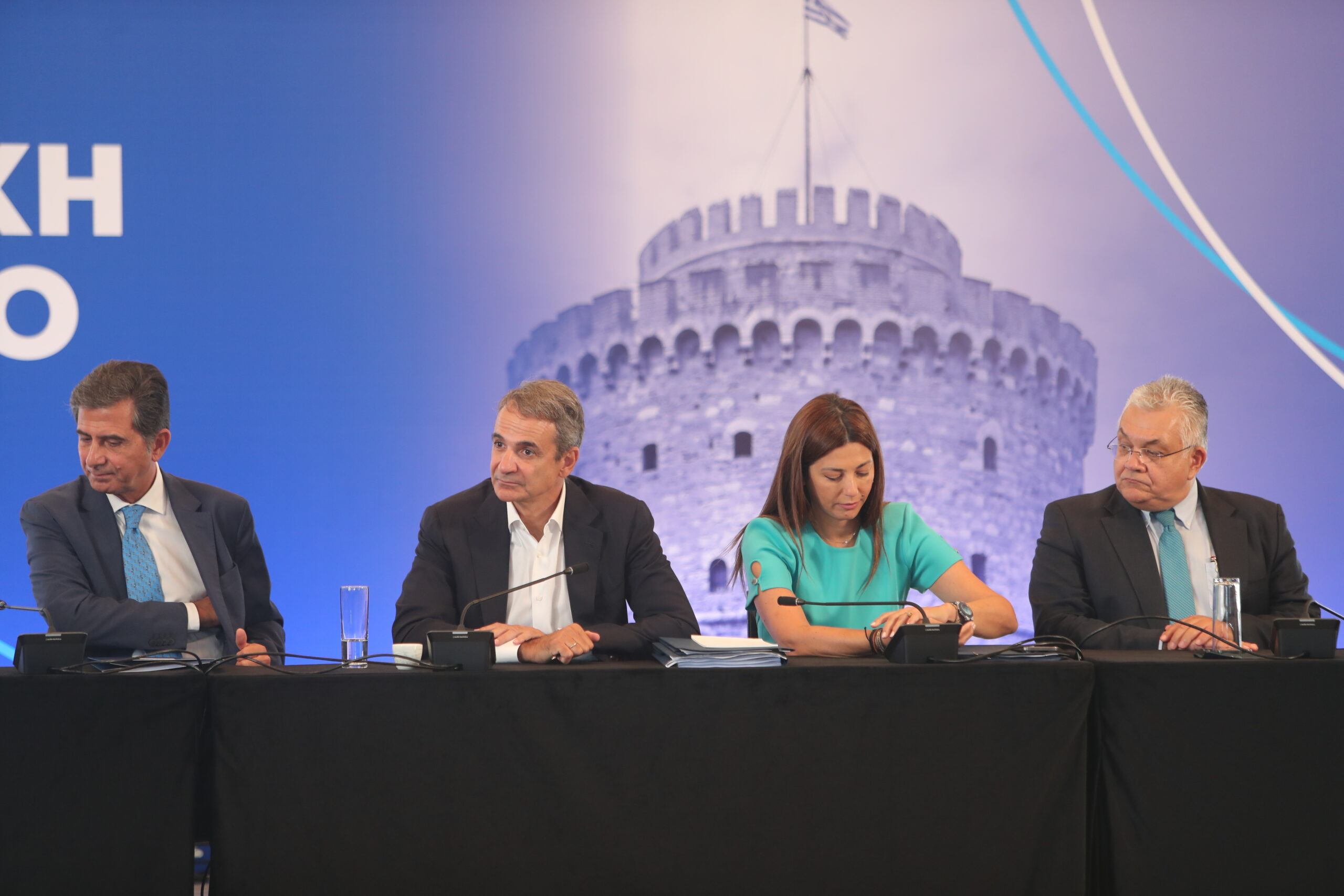 Με τη δημοσκόπηση της POLITIC στο χέρι μπήκε στη σύσκεψη ο Μητσοτάκης