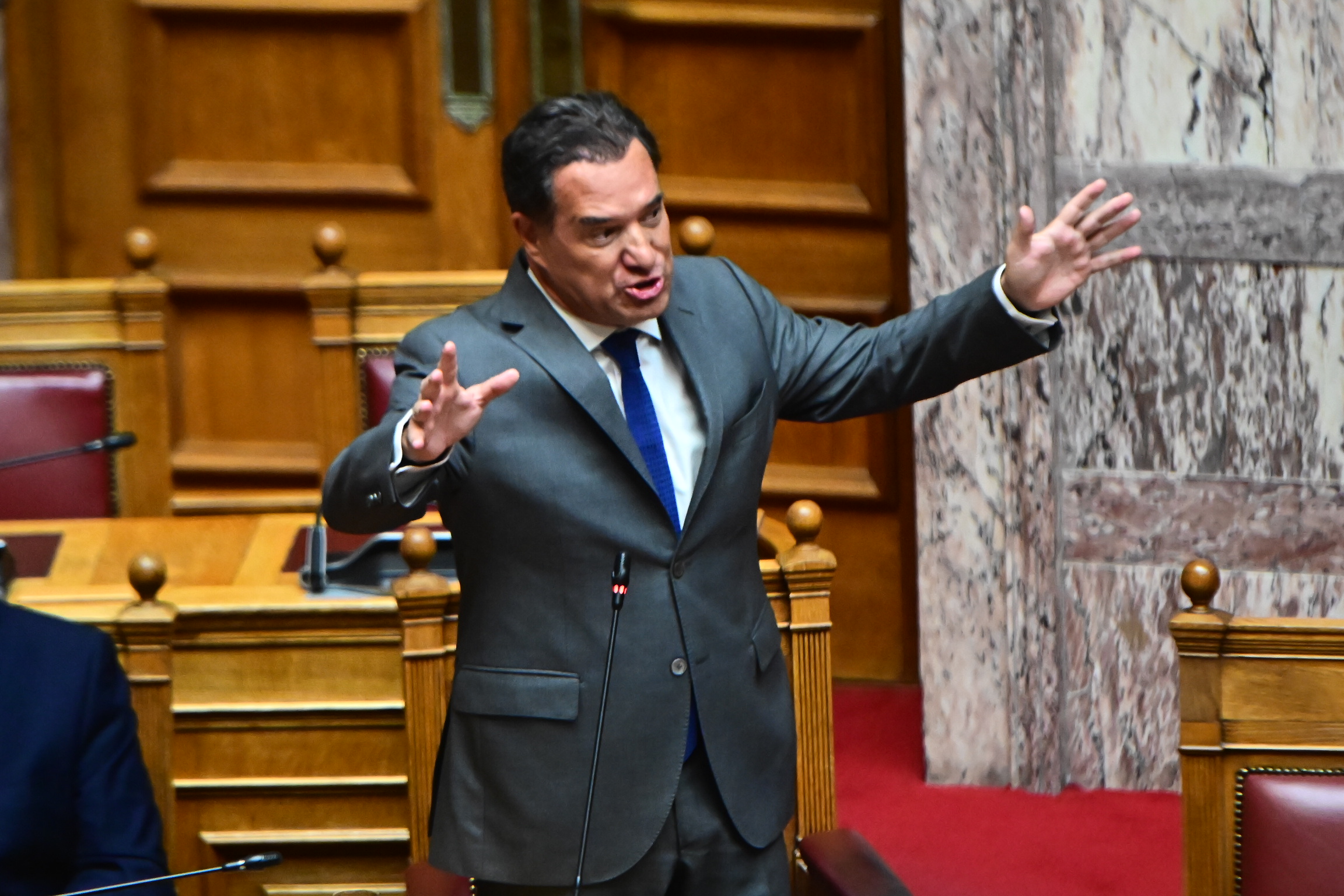 Η Χάγη φέρνει… αμηχανία στο Μαξίμου