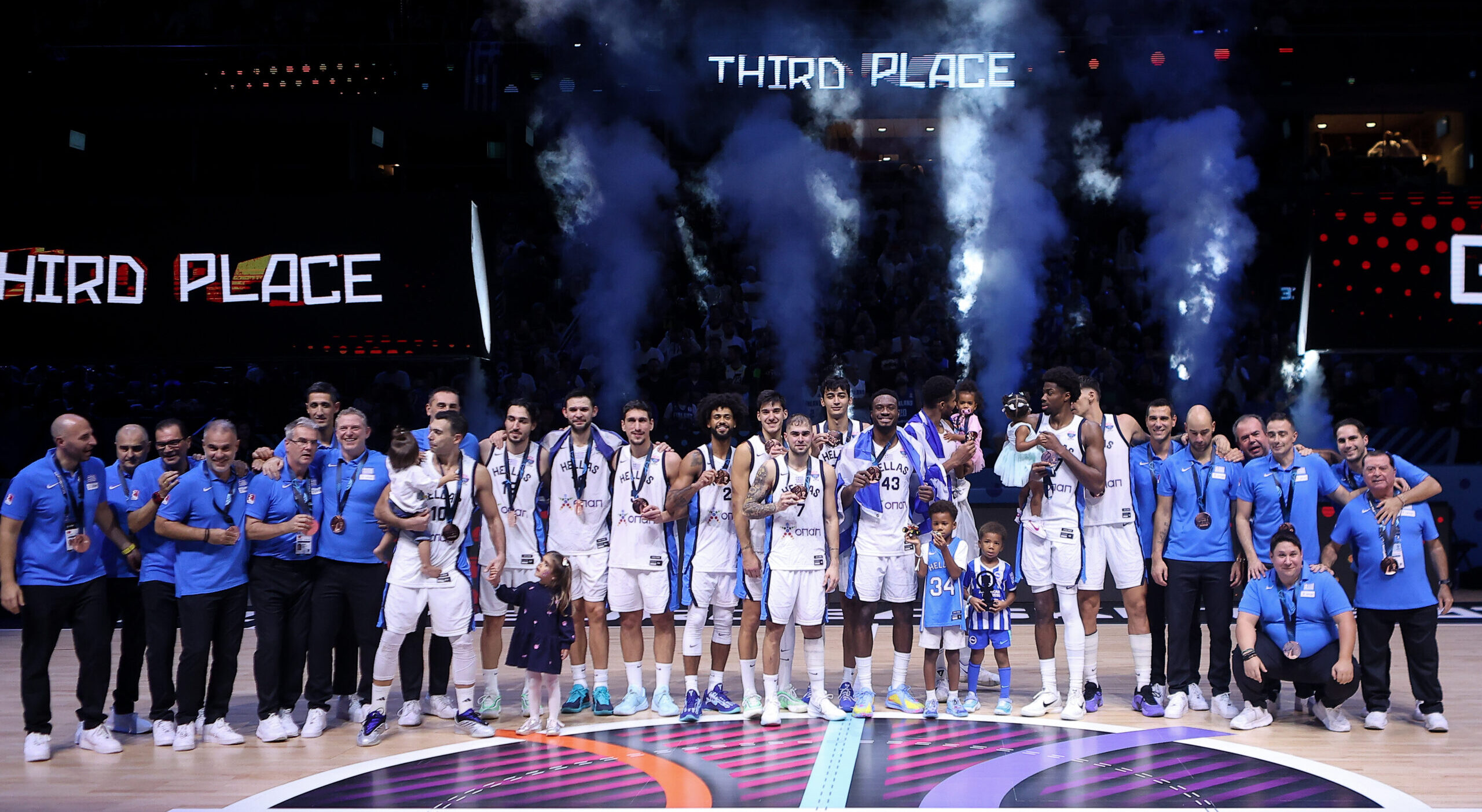 Η Ελλάδα στο βάθρο του EuroBasket μετά από 16 χρόνια: Η συγκίνηση του Γιάννη και οι στιγμές στα αποδυτήρια (εικόνες – βίντεο)