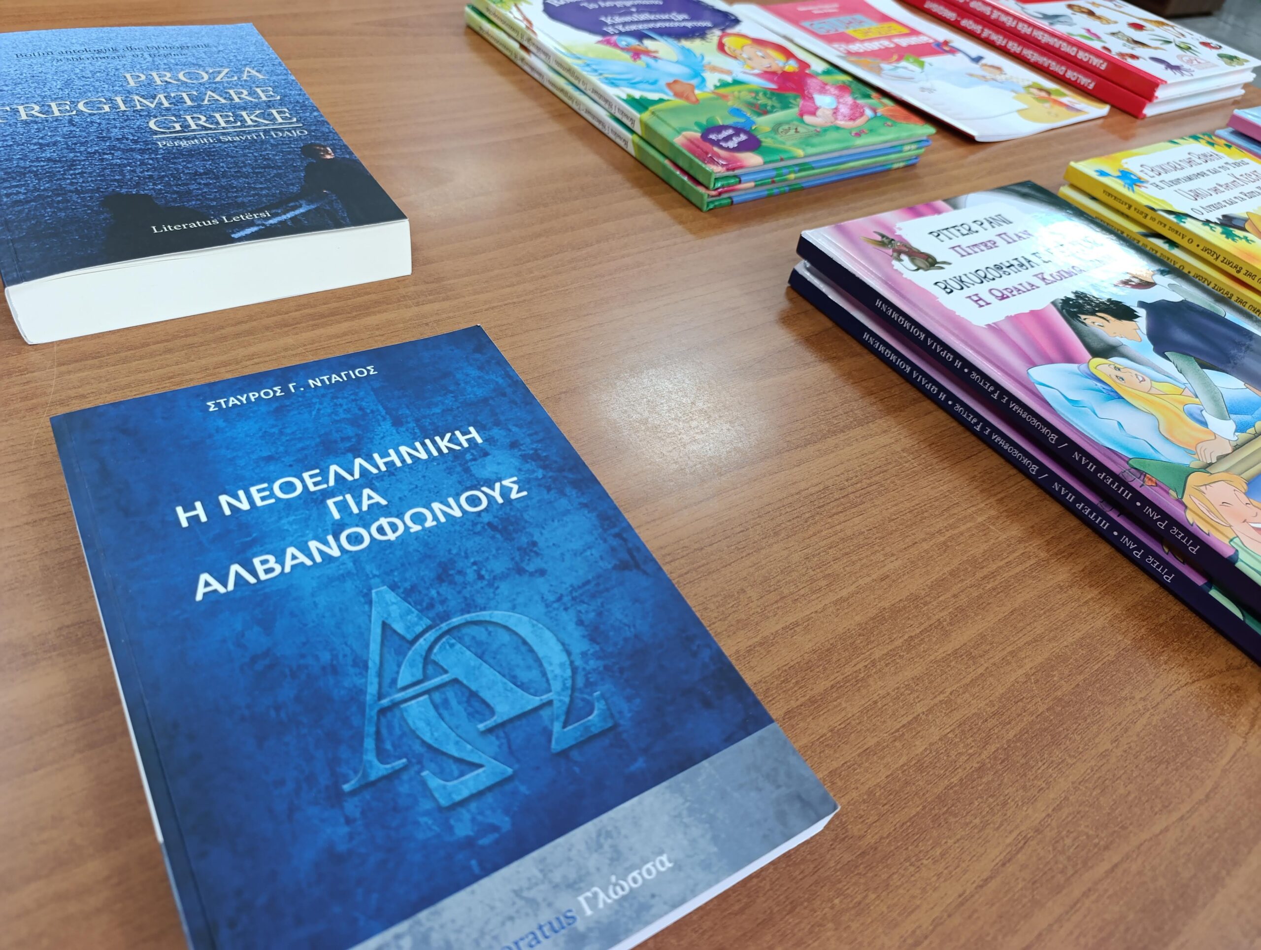 Δήμος Ωραιοκάστρου: Με δίγλωσσα βιβλία στην ελληνική και αλβανική γλώσσα εμπλουτίστηκε η Δημοτική Βιβλιοθήκη