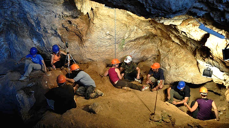 Διευκρινίσεις για τη χρονολόγηση του κρανίου του «Ανθρώπου των Πετραλώνων» από την Επιτροπή του Μουσείου Γεωλογίας-Παλαιοντολογίας-Παλαιοανθρωπολογίας του ΑΠΘ

###