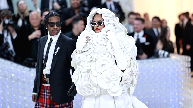 Rihanna και A$AP Rocky: Υποδέχτηκαν τη νεογέννητη κόρη τους Rocki Irish Mayers